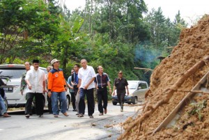 Bupati meninjau lokasi longsor di ruas jalan propinsi  di Desa Kecamatan Karangreja yang menghubungkan Purbalingga-Pemalang (2)